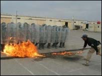 Policiais simulam ataques de insurgentes em treinamento na cidade de Kirkuk
