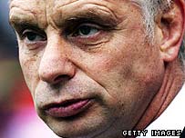 Hyfforddwr y Crysaders Brian Noble