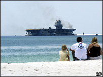 مردم به تماشای غرق ناو اوريسکانی نشسته اند