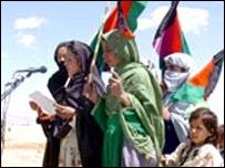 در حال اجرای سرود ملی