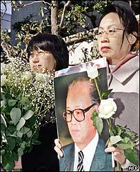 Những người biểu tình cầm ảnh ông Triệu Tử Dương trước cửa Sứ Quán TQ tại Tokyo