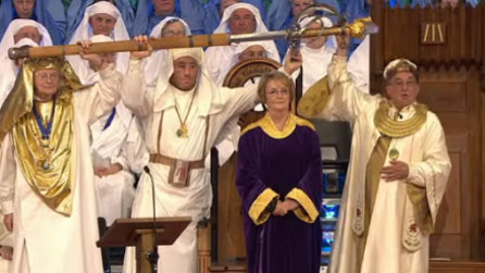 The sword of Peace is raised above Manon's head.