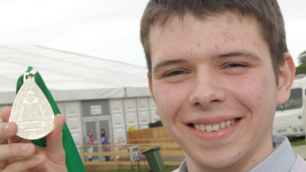 Llŷr Titus gyda'i Fedal Ddrama