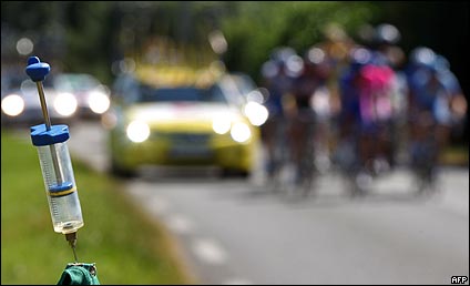 Jeringa a un lado del camino por el que pasan los ciclistas de Tour de Francia