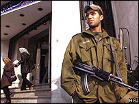 Íránský voják před volební místností