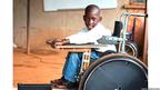 Ochen, niño de seis años en Uganda, en una silla de ruedas diseñada especialmente para niños con parálisis cerebral 