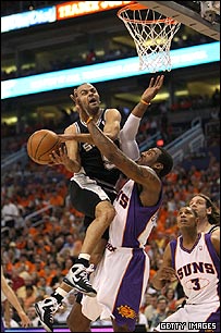 تونی پارکر در حال حمله به سمت سبد