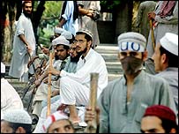 طلاب پاکستانی در خارج از مدرسه مذهبی لعل مسجد