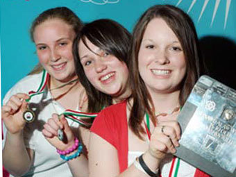 Cyflwyno Alaw werin unigol 15-19 oed - 1af - Catrin Roberts, Aelwyd yr Ynys Môn; 2ail - Elin Thomas, Ysgol Uwchradd Glan y Môr; 3ydd - Awel Vaughan Evans.