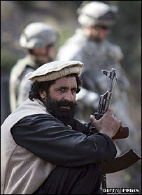 سربازان آمريکايی و يک شبه نظامی دولتی در مرز مشترک افغانستان و پاکستان