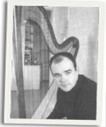 Rhodri Davies a'i delyn