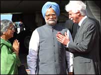 मनमोहन सिंह, उनकी पत्नी और मॉरिशस के प्रधानमंत्री पॉल रेमंड बेरेंजर