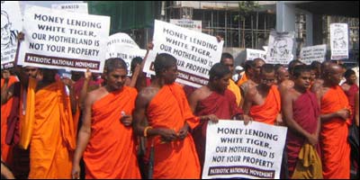 Buddhist monks in protest (Photo Elmo Fernando)
