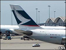 一架国泰航空空客A330型客机在香港国际机场停机坪上（中新社图片12/9/2010）