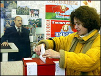 Belarus Cumhurbaşkanı ve oy kullanan bir seçmen
