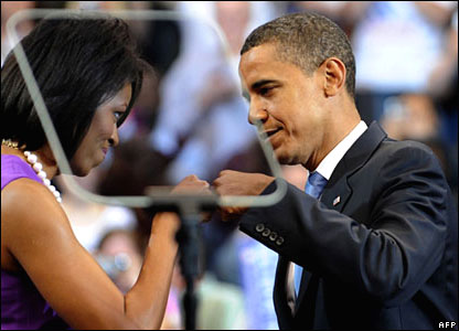 Ông Obama và vợ là Michelle trong một khoảnh khắc vui với chiến thắng tại St. Paul, Minessota, 03/6/2008