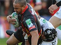 Gavin Thomas yn cael ei daclo gan Thierry Dusautoir