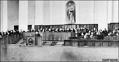 نيکيتا خروشچف در حال سخنرانی در بيستمين کنگره حزب کمونيست اتحاد جماهير شوروی