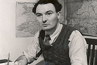 John Ormond wrth ei ddesg yn ddyn ifanc.