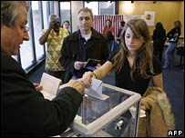 Francesa vota em Washington, D.C, Estados Unidos