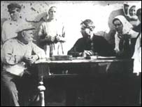 Фото, яке засвідчує процедуру 'розкулачування' в Україні 