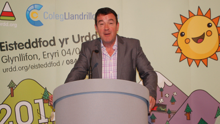 Nic Parry yn siarad yn yr Eisteddfod fore Mercher