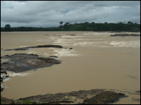 O rio Madeira, na região da Vila de Teotônio, a 25 km de Porto Velho