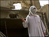 Iraquiano mostrando casa destruída em Falluja