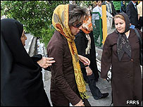 يکی از ماموران ارشادی در حال صحبت با يک دختر جوان - عکس از خبرگزاری فارس