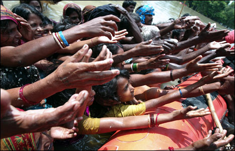 Người dân nhận đồ cứu trợ ở Bihar, Ấn Độ