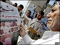 مردی در بغداد روزنامه می خواند