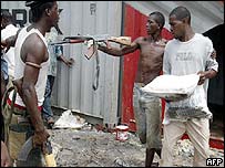 Saqueador e rebelde confrontam-se em Monróvia