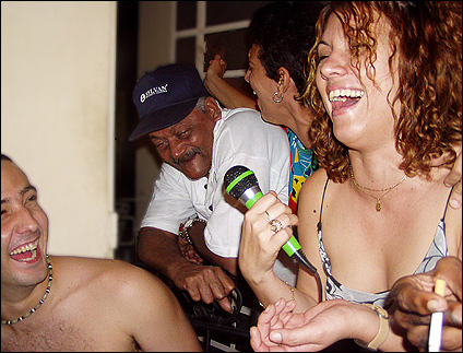 Reírse es uno de los placeres en Cuba. (Foto: Raquel Pérez)