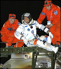 Os dois astronautas chineses passaram por exames médicos depois do pouso na Terra