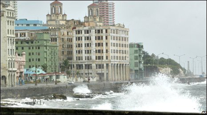 Sóng lớn dội vào cùng bờ biển Malecon ở Havana