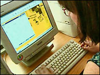 妇女浏览互联网