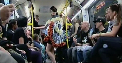 Desfile de moda em metrô em Berlim
