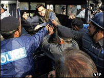 بازداشت تظاهرکنندگان 