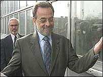 O embaixador brasileiro na Grã-Bretanha, José Maurício Bustani