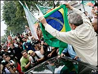 Lula com bandeira do Brasil