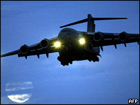 هواپيمای حامل چهار بريتانيايی در فرودگاهی در اطراف لندن فرود می آيد