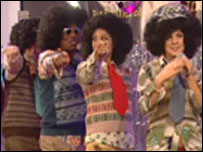 दिल खोलकर नाचीं शिल्पा (लाल टाई में)