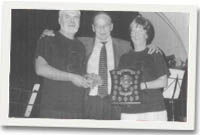 Geoff a frances yn derbyn y tlws gan Iwan