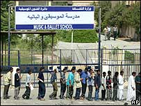 desempregados fazem fila em bagdá