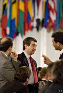 O embaixador da Colômbia na OEA, Camilo Ospina, conversa com outros diplomatas na OEA