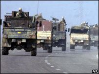 Comboio com soldados americanos se dirige a Falluja