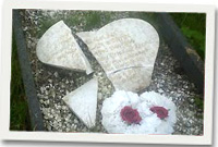 Un o'r beddi gafodd ei difrodi