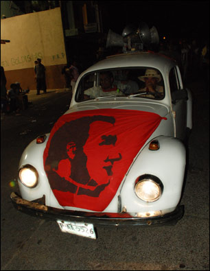 Automóvil con parlantes difunde mensajes a los manifestantes