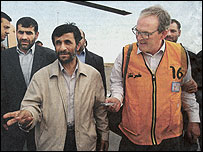 خبرنگار گاردين و محمود احمدی نژاد- عکس از روزنامه گاردين