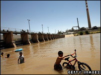 Barragem no Rio Grande, perto da fronteira